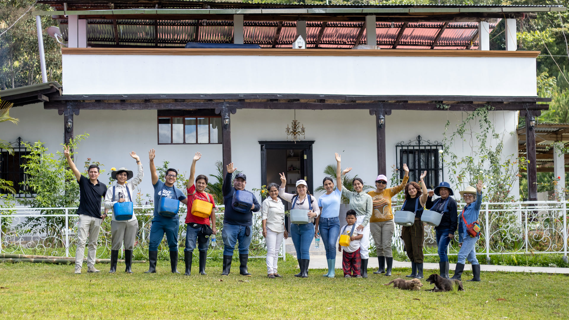 Equipo de la finca frente a la casa de campo en San Ignacio